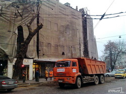 На одесский дом Руссова обрушилось дерево (ФОТО)