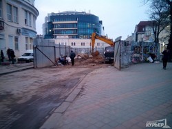 В одесскую "черную дыру" на Греческой площади строят автомобильный въезд (ФОТОРЕПОРТАЖ)