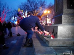Одесситы собрались у Дюка в память Бориса Немцова (ФОТО, обновлено)
