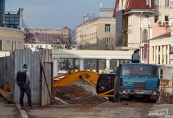 "Черная дыра" в Одессе на Греческой: строительство въезда в паркинг остановлено