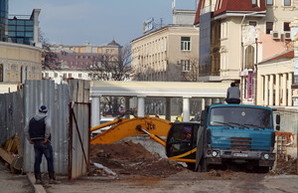 "Черная дыра" в Одессе на Греческой: строительство въезда в паркинг остановлено