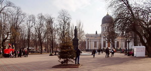 Одесские "правосеки" и "портофранковцы" - напротив друг друга на Соборной площади (ФОТОФАКТ)