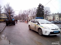 Строители въезда в паркинг на Греческой повредили водопровод (ФОТО)