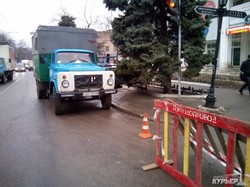Строители въезда в паркинг на Греческой повредили водопровод (ФОТО)