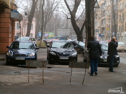 Чудеса одесской парковки: машины на тротуаре в три ряда (ФОТОФАКТ)