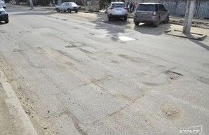 Улица Генуэзская: снег растаял вместе с асфальтом (ФОТО)