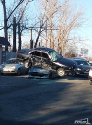 Авария в Одессе: одна машина на крыше другой (ФОТО)