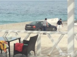 Автомобилизация Ланжерона продолжается: машины уже паркуют на песке (ФОТО)