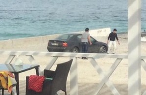 Автомобилизация Ланжерона продолжается: машины уже паркуют на песке (ФОТО)
