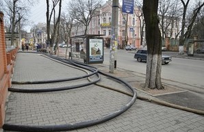 На улице Успенской прокладывают новые кабельные сети (ФОТО)