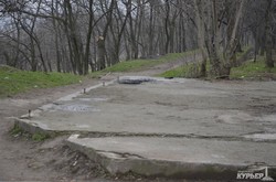 Парк "Юбилейный" на одесских склонах у моря: грязь и запустение (ФОТОРЕПОРТАЖ)