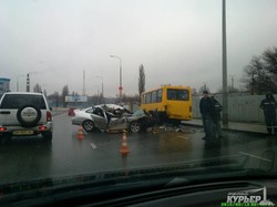 Пятница, 13-е: в Одессе автомобиль "Мазда" врезался в маршрутку (ФОТО)