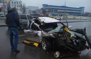 Пятница, 13-е: в Одессе автомобиль "Мазда" врезался в маршрутку (ФОТО)