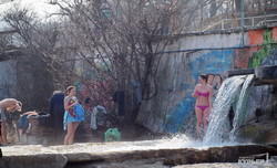 Одесситы и одесситки открыли пляжный сезон в одесской Отраде (ФОТО)