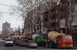 Мэр Одессы взялся за строителей, перекрывающих улицы бетономешалками