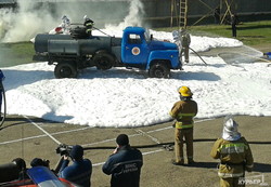 В Одессе тушили горящий бензовоз, врезавшийся в пассажирский автобус
