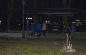 Несмотря на электрификацию, в "шахматной" беседке на одесской Соборке по-прежнему темно (ФОТОФАКТ)
