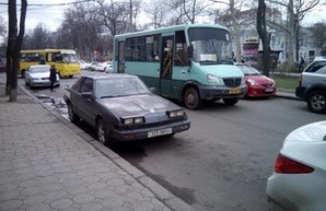 Вместо множества маршруток на Александровском проспекте теперь парковка (ФОТО)