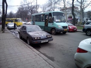 Вместо множества маршруток на Александровском проспекте теперь парковка (ФОТО)