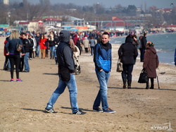 Тысячи одесситов вышли на городские пляжи (ФОТОРЕПОРТАЖ)