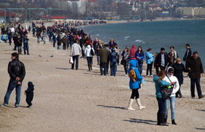 Тысячи одесситов вышли на городские пляжи (ФОТОРЕПОРТАЖ)