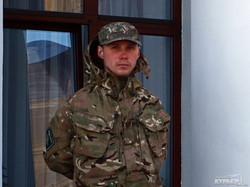 Одесскую мэрию охраняют люди в камуфляже c шевронами "УКРОП" (ФОТО)