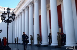 Одесскую мэрию охраняют люди в камуфляже c шевронами "УКРОП" (ФОТО)