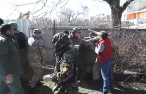 Разгром незаконной стройки в Одессе: массовая драка и выстрелы (ВИДЕО)