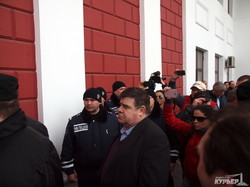 Скандал в одесской мэрии: журналистов и депутатов не пускают на сессию (ФОТО)