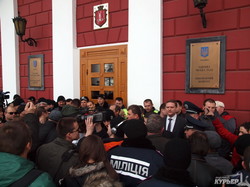 Скандал в одесской мэрии: журналистов и депутатов не пускают на сессию (ФОТО)