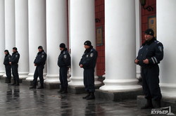 Одесский горсовет охраняют милиция и два разных общественных формирования (ФОТО)