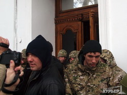 Одесский горсовет охраняют милиция и два разных общественных формирования (ФОТО)
