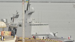 Французский фрегат-невидимка и флагман ВМС Украины у причалов Одесского морвокзала (ФОТО)