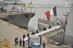 Французский фрегат-невидимка и флагман ВМС Украины у причалов Одесского морвокзала (ФОТО)