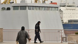 Одесская милиция курит во время заправки боевого корабля топливом (ФОТО)