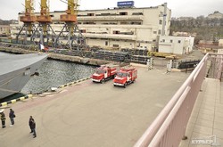 Одесская милиция курит во время заправки боевого корабля топливом (ФОТО)