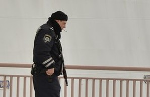 Одесская милиция курит во время заправки боевого корабля топливом (ФОТО)