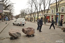 Советник мэра Одессы лично пытается не пускать автомобили на Дерибасовскую (ФОТО)