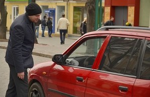 Советник мэра Одессы лично пытается не пускать автомобили на Дерибасовскую (ФОТО)