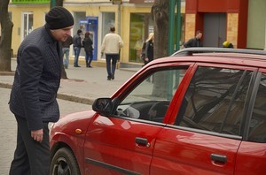 Советник мэра Одессы лично пытается не пускать автомобили на Дерибасовскую (ФОТО)