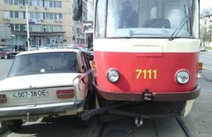 Водитель "жигулей" заблокировал движение одесских трамваев (ФОТО)