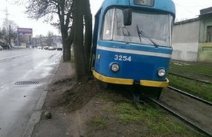 Одесский трамвай снова сходит с рельс (ФОТО)
