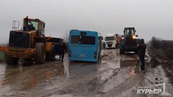 Дороги Одесской области настолько ужасны, что автобусы проваливаются в ямы (ФОТО)