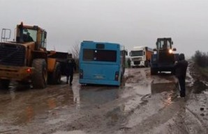 Дороги Одесской области настолько ужасны, что автобусы проваливаются в ямы (ФОТО)