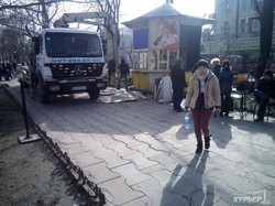 В центре Одессы сносят торговую будку (ФОТОРЕПОРТАЖ)