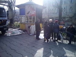 В центре Одессы сносят торговую будку (ФОТОРЕПОРТАЖ)