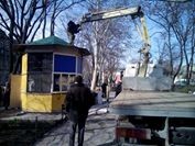 В центре Одессы сносят торговую будку (ФОТОРЕПОРТАЖ)