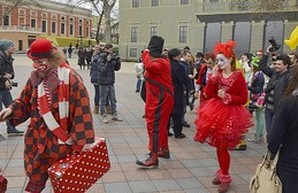 По центру Одессы прошел парад клоунов (ФОТОРЕПОРТАЖ)