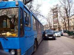 Первоапрельская авария в Одессе: блондинка на джипе таранила троллейбус (ФОТО)