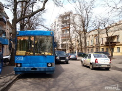 Первоапрельская авария в Одессе: блондинка на джипе таранила троллейбус (ФОТО)